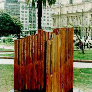 Monumento en homenaje a las víctimas del atendado  a la A.M.I.A. Plaza Lavalle- Buenos Aires- Argentina- Madera quebracho y mármol- 1.60 x 1.60 mts- 1996